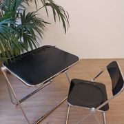 Table Platone et chaise Plia noires – Anonima Castelli