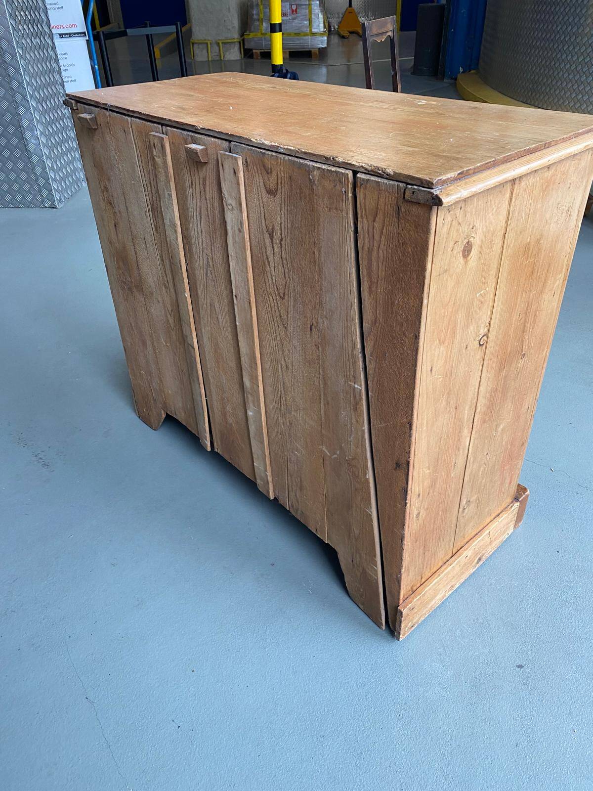 English order in fine pine, 19th century, 4 drawers.