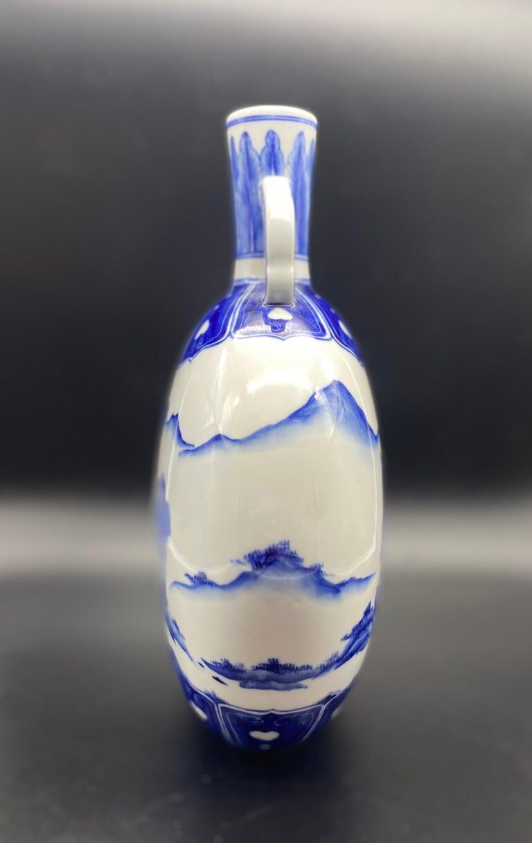 Chinese gourd vase in white and blue porcelain
