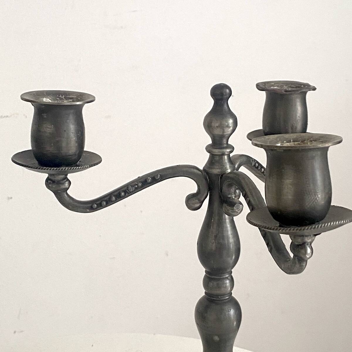 Paire de chandeliers en étain