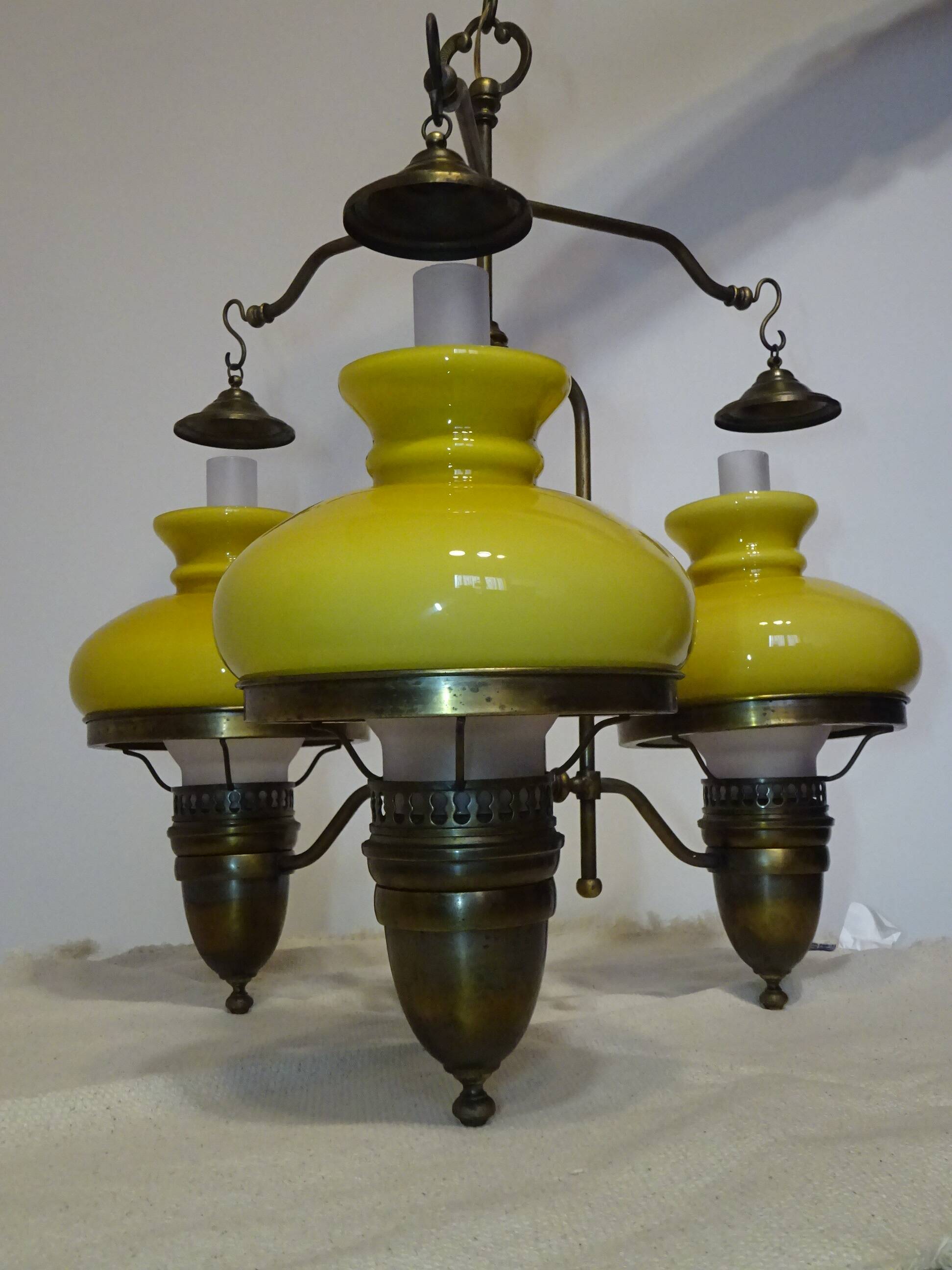 Large 3-light chandelier in glass, opaline and brass