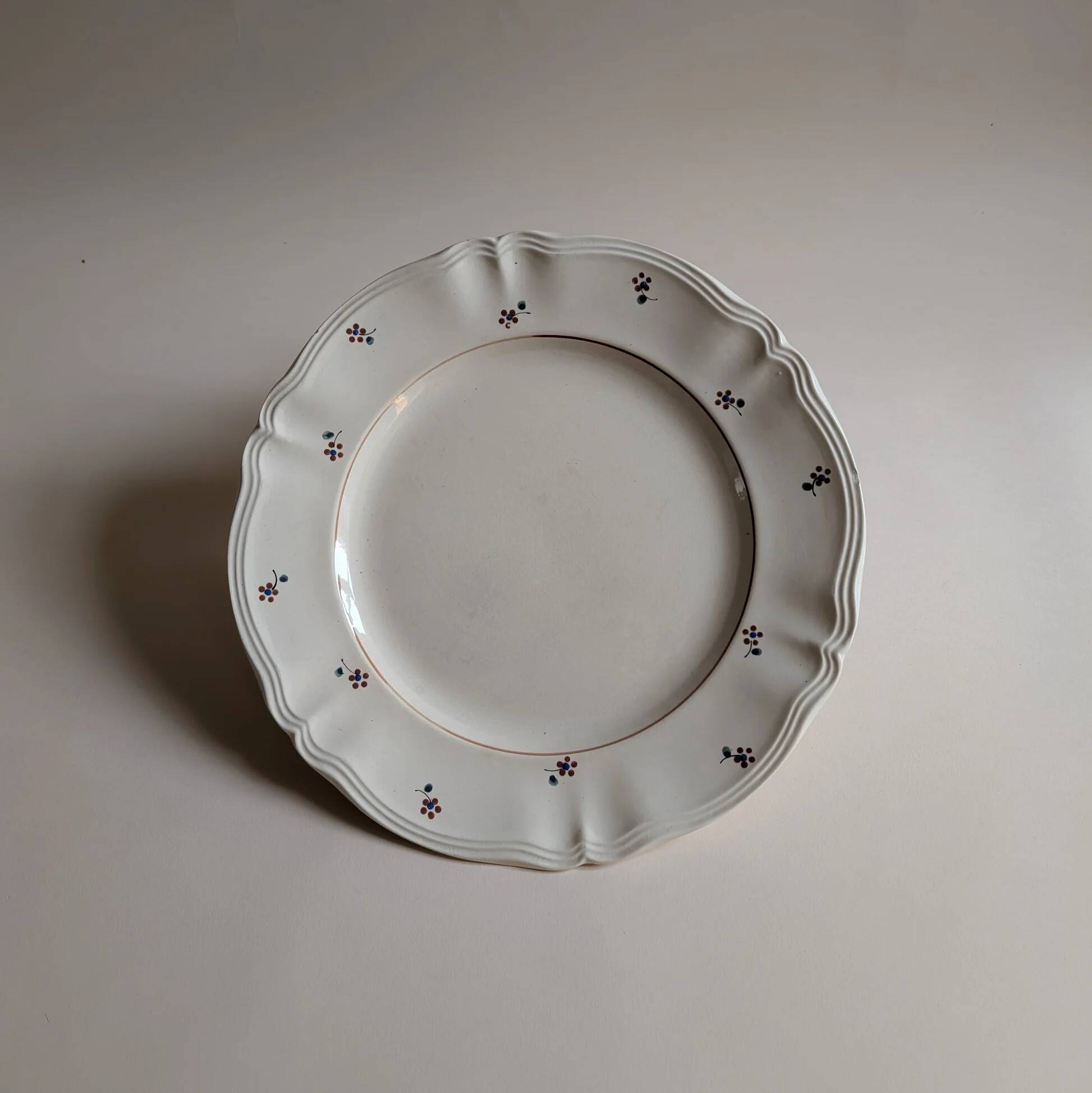 Plat beige petites fleurs