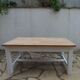 Table basse vintage en bois – esprit campagne chic.