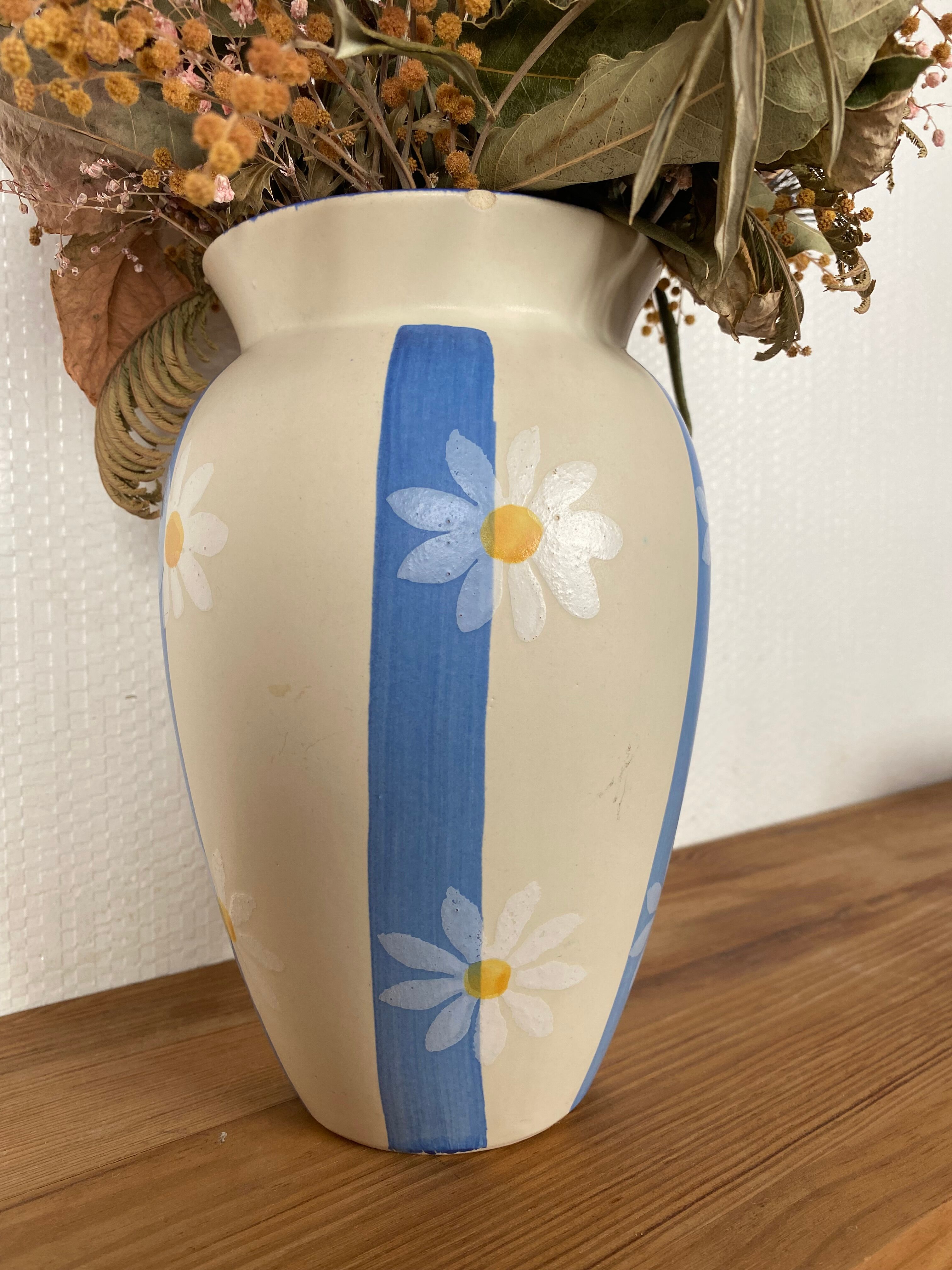 Flowered vase daisies