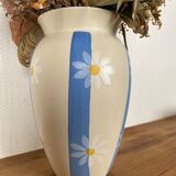 Flowered vase daisies