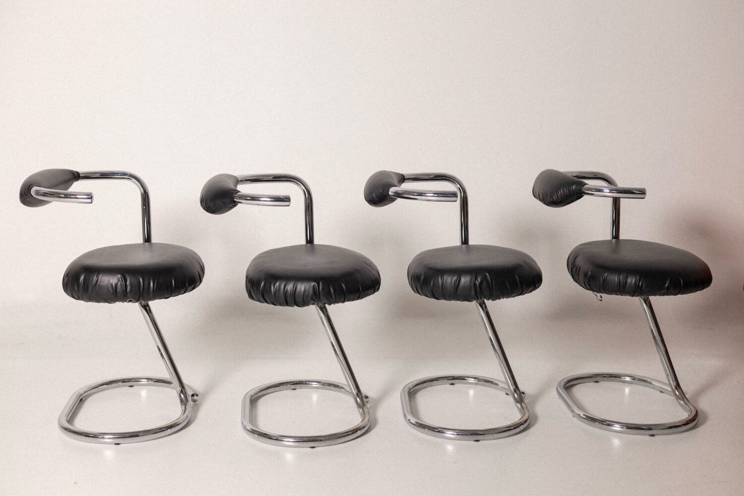 4 chaises cobra de giotto stoppino