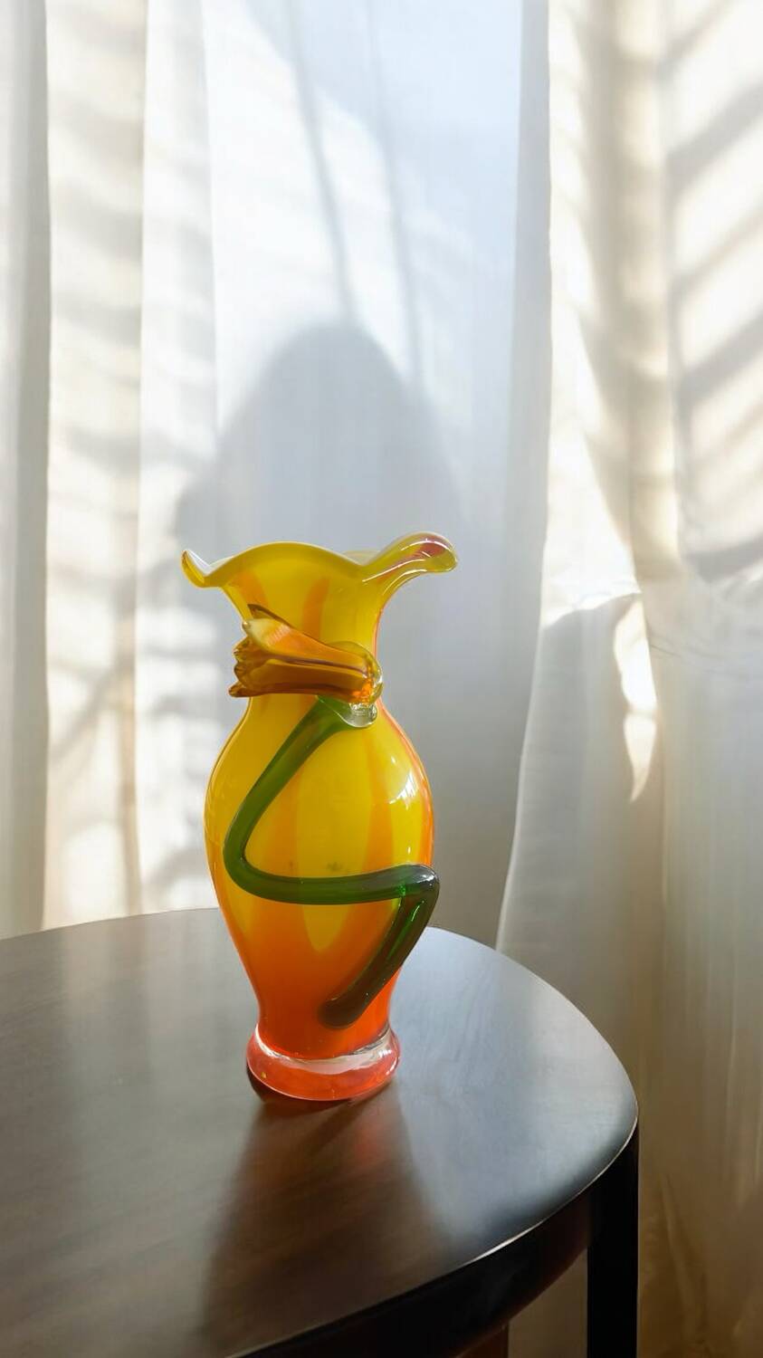Vase en verre soufflé style Murano à décor de fleur