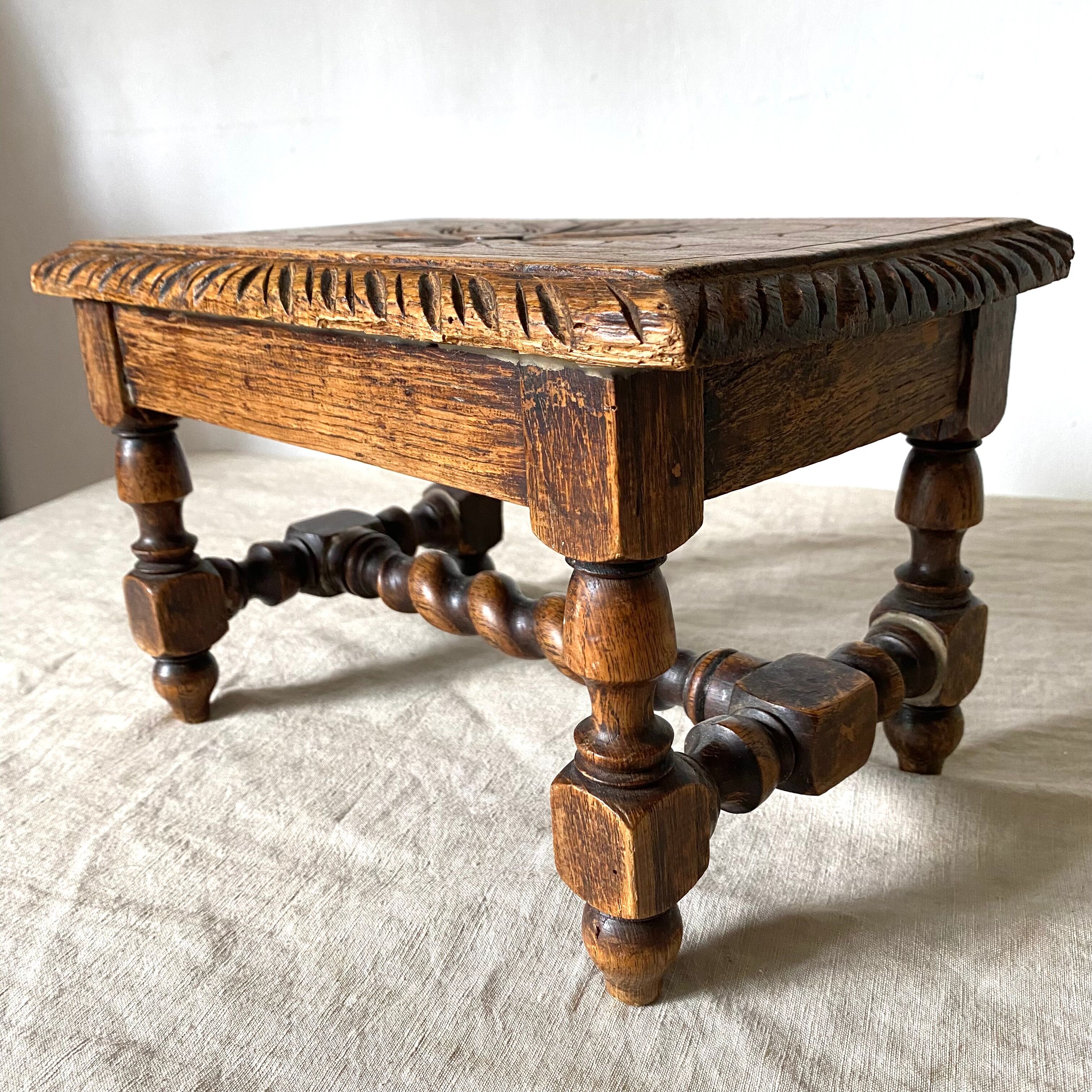 Tabouret bas en bois sculpté style Breton