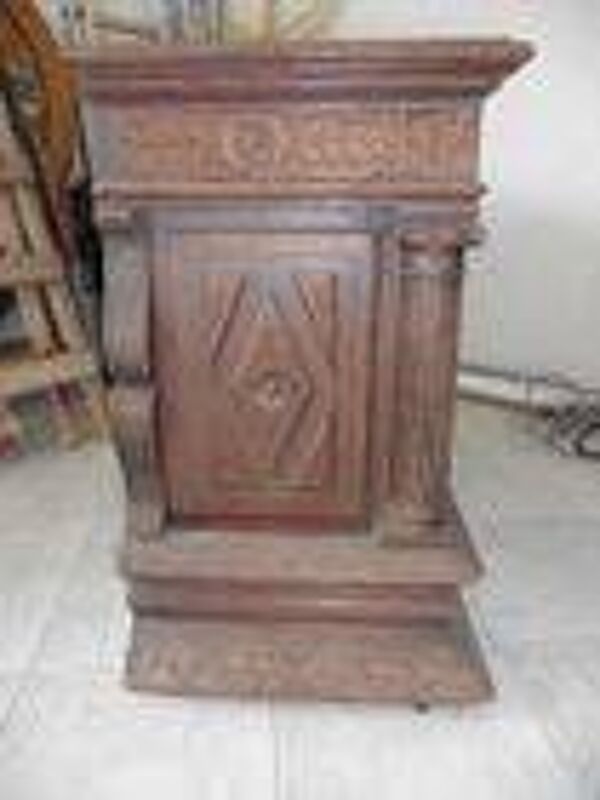 Coffre ancien en bois sculpté, style Renaissance