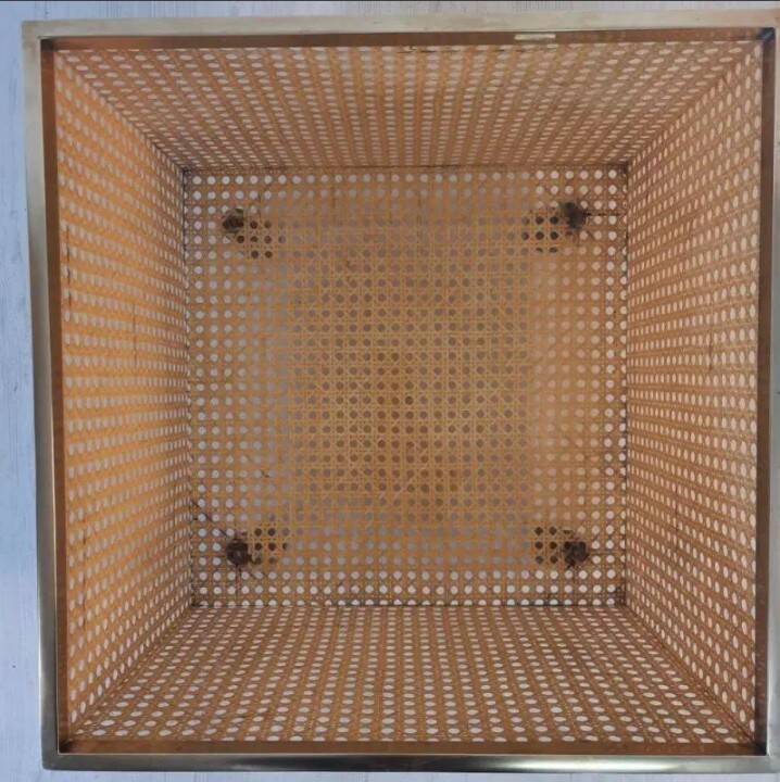 Meuble de rangement vintage à roulettes en lucite, paille de vienne et laiton