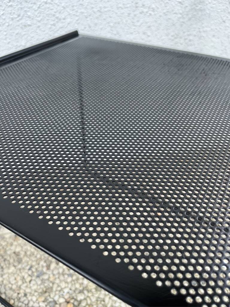 Minimalist nesting table