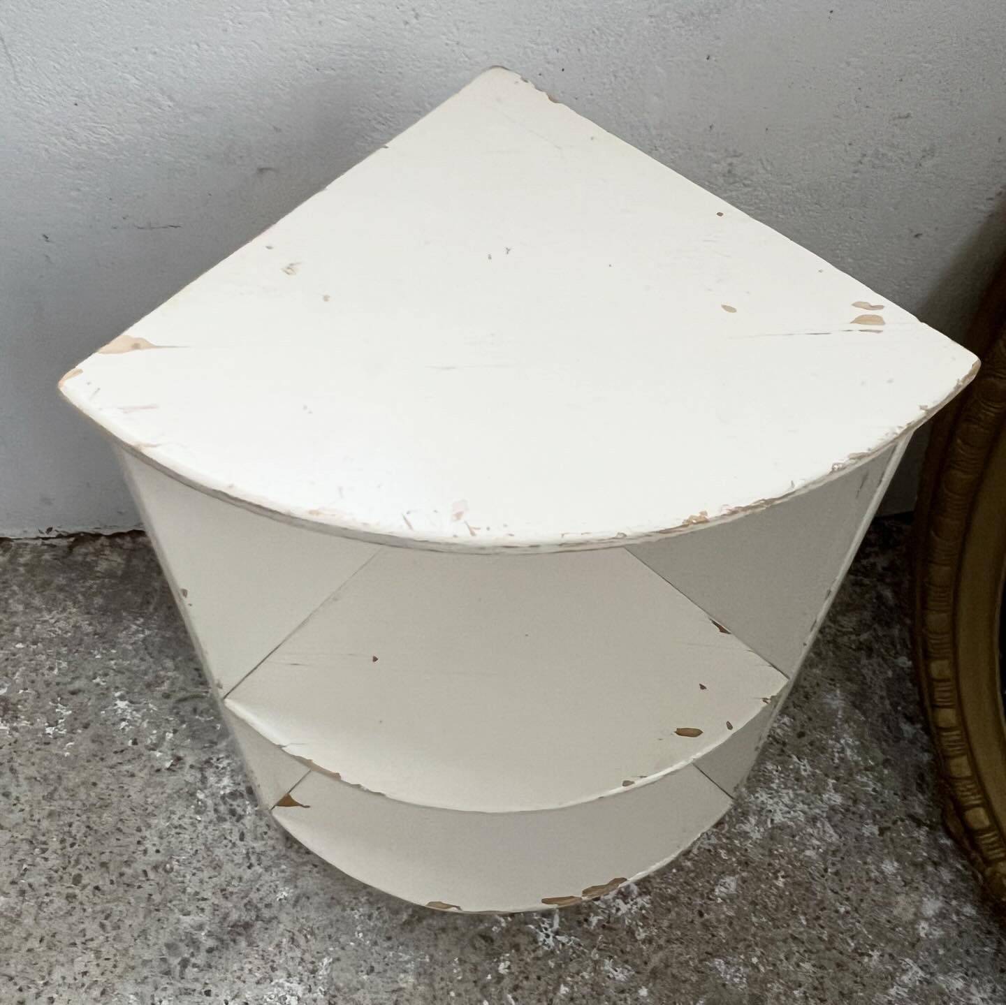 Corner kitchen shelves