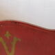 Pare-feu peint en rouge avec des décorations peintes en or