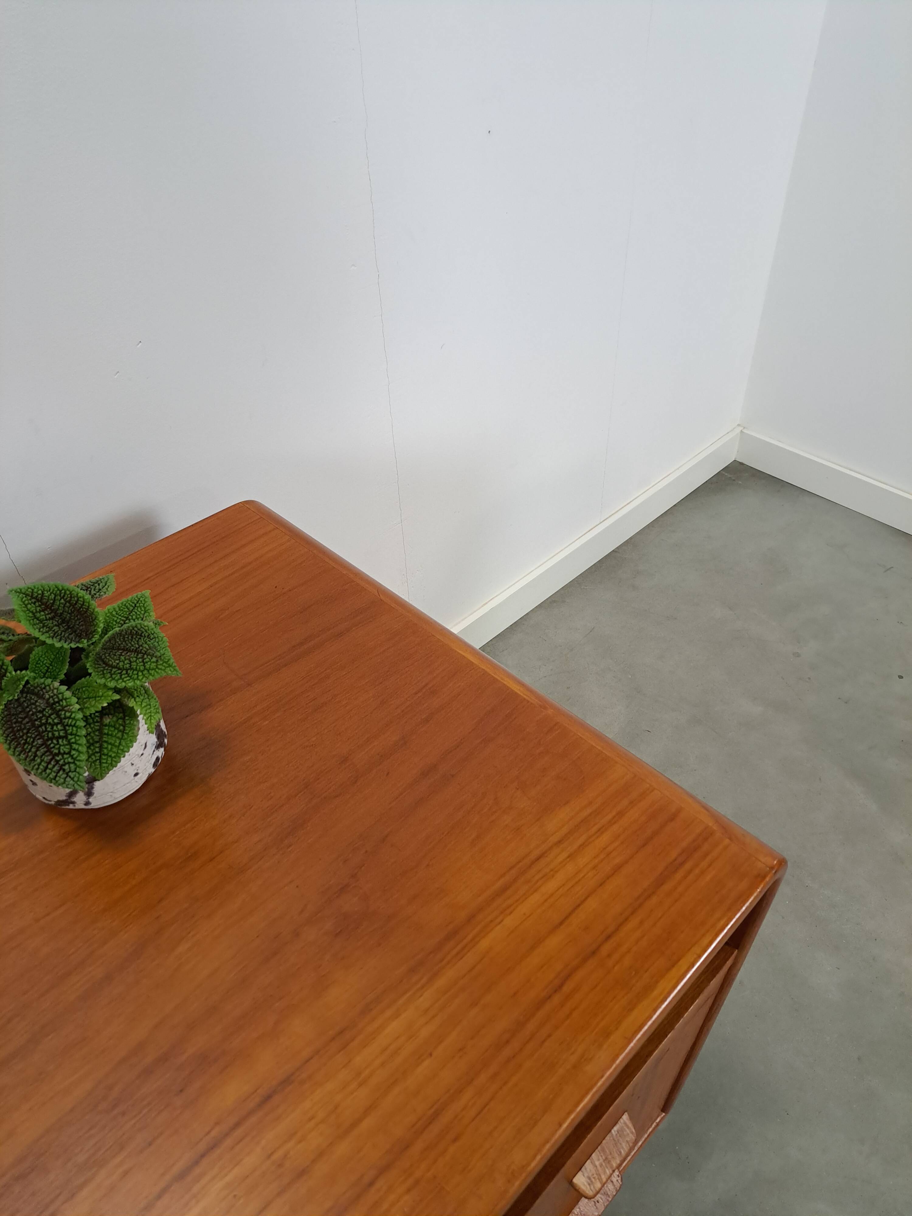 Teak vrijstaand partner bureau met schuine vormen, lades en extra werkblad