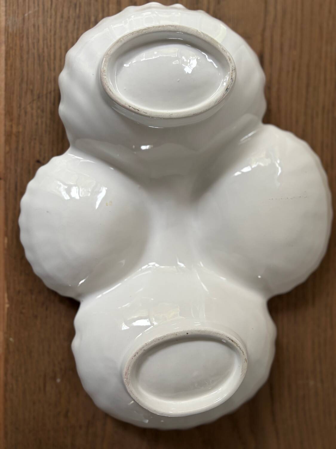 Ceramic shell-shaped serving dish