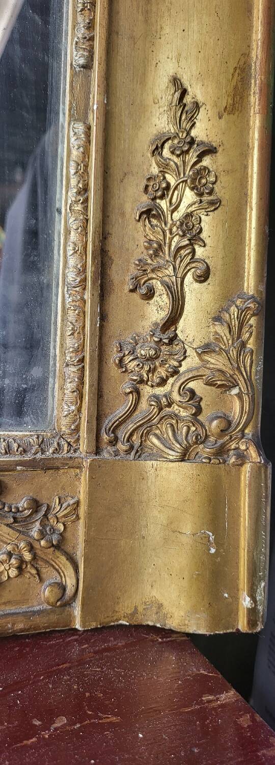 Antique Louis Philippe style gilded mirror decorated with floral motifs
