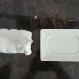 Beurrier en forme de vache en porcelaine blanche