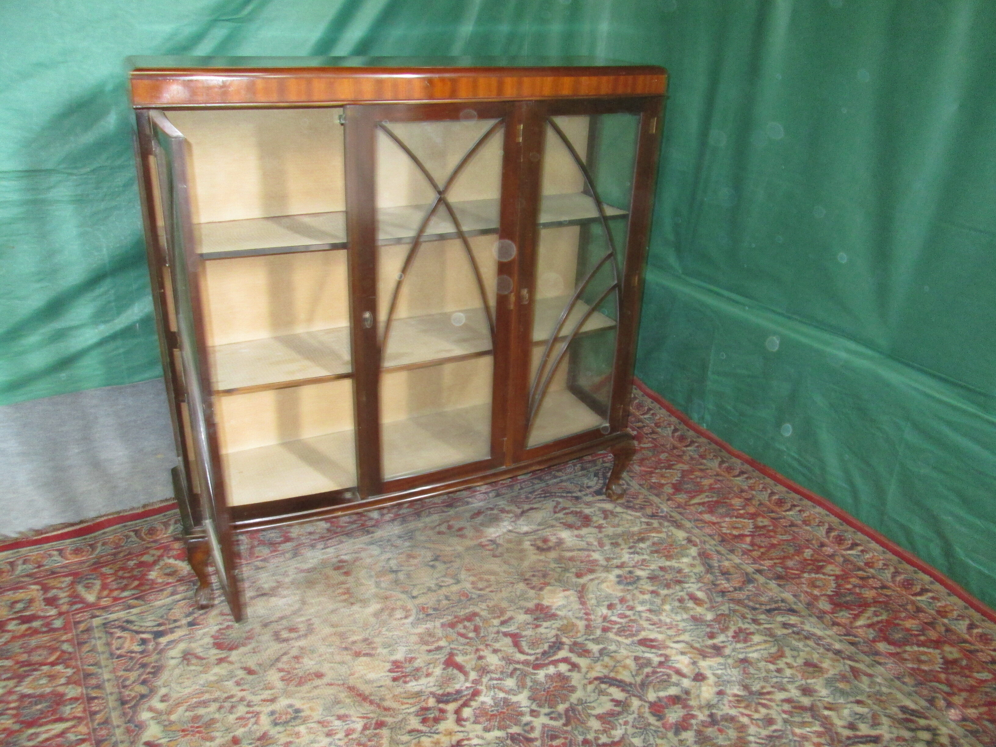 English mahogany showcase from 1920