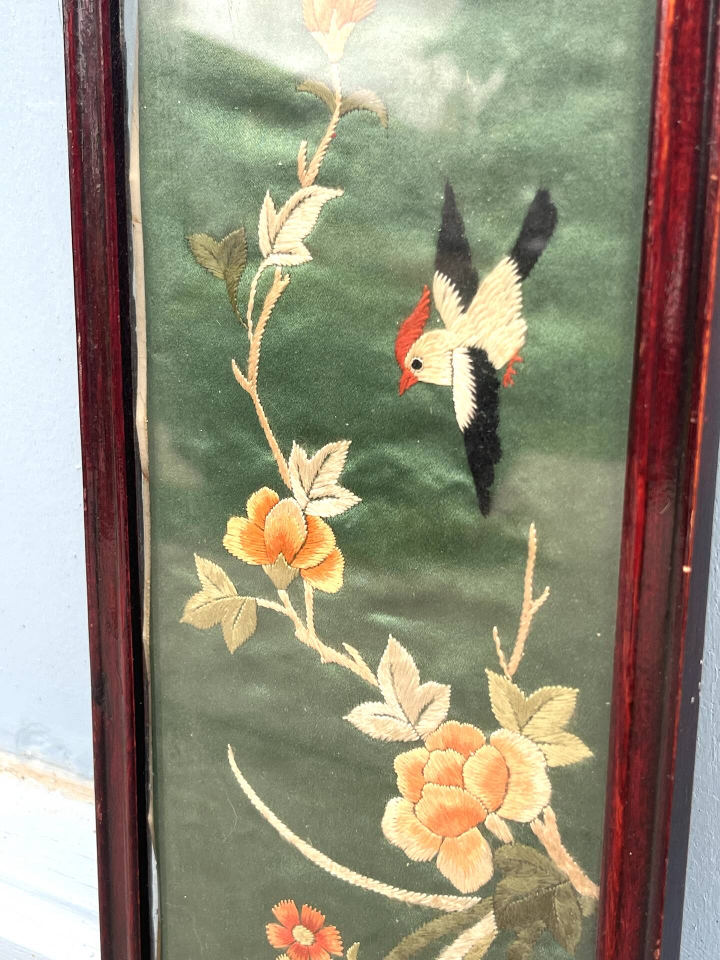 Panneau en soie brodé chinois encadré avec un oiseau et des fleurs.