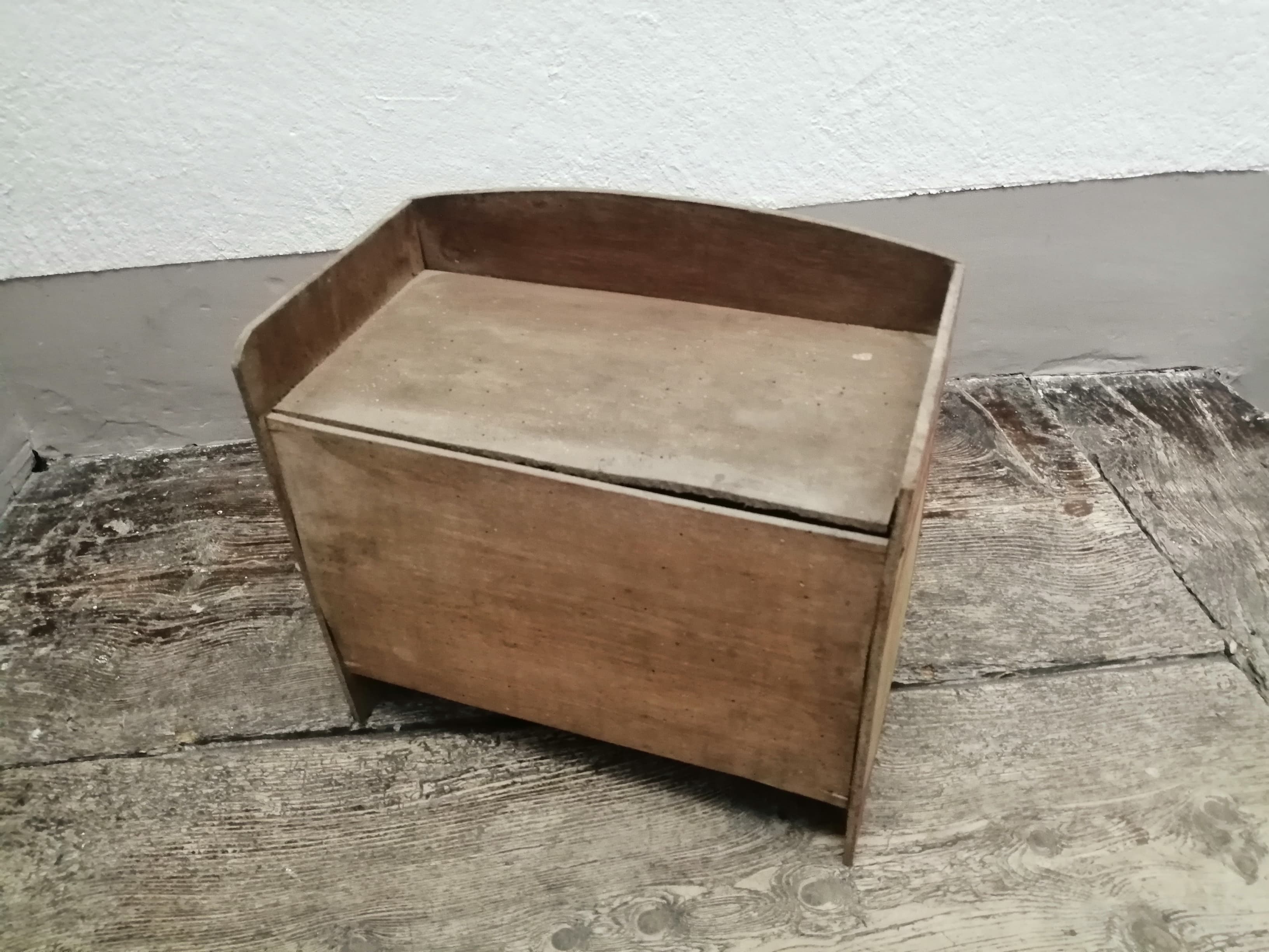 Shelf, maggi "his famous soups"