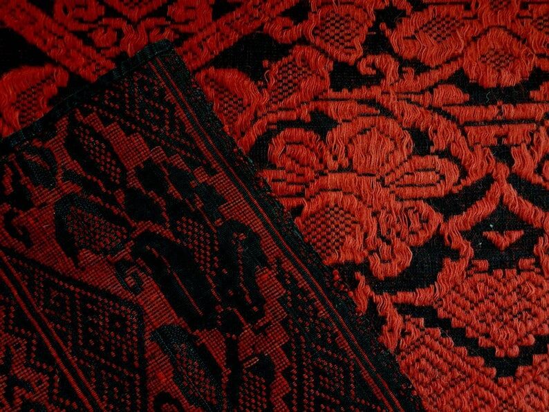 Tapis rouge fait à la main en Roumanie 155x190cm