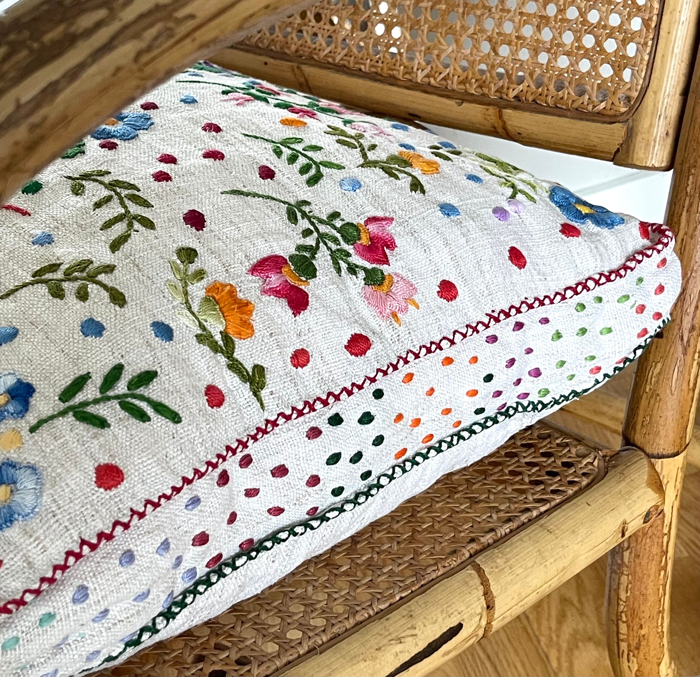 Cushion in hand-embroidered hemp.