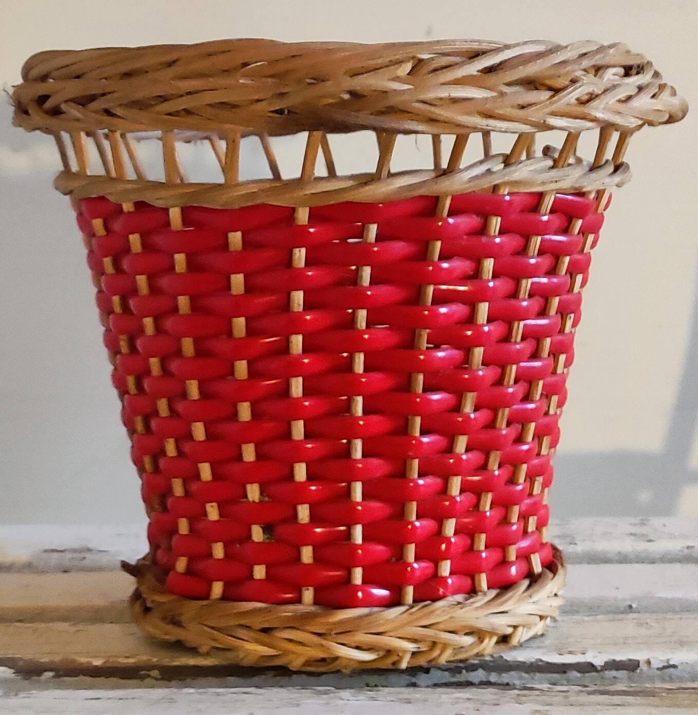 Woven rattan planter & scoubidou