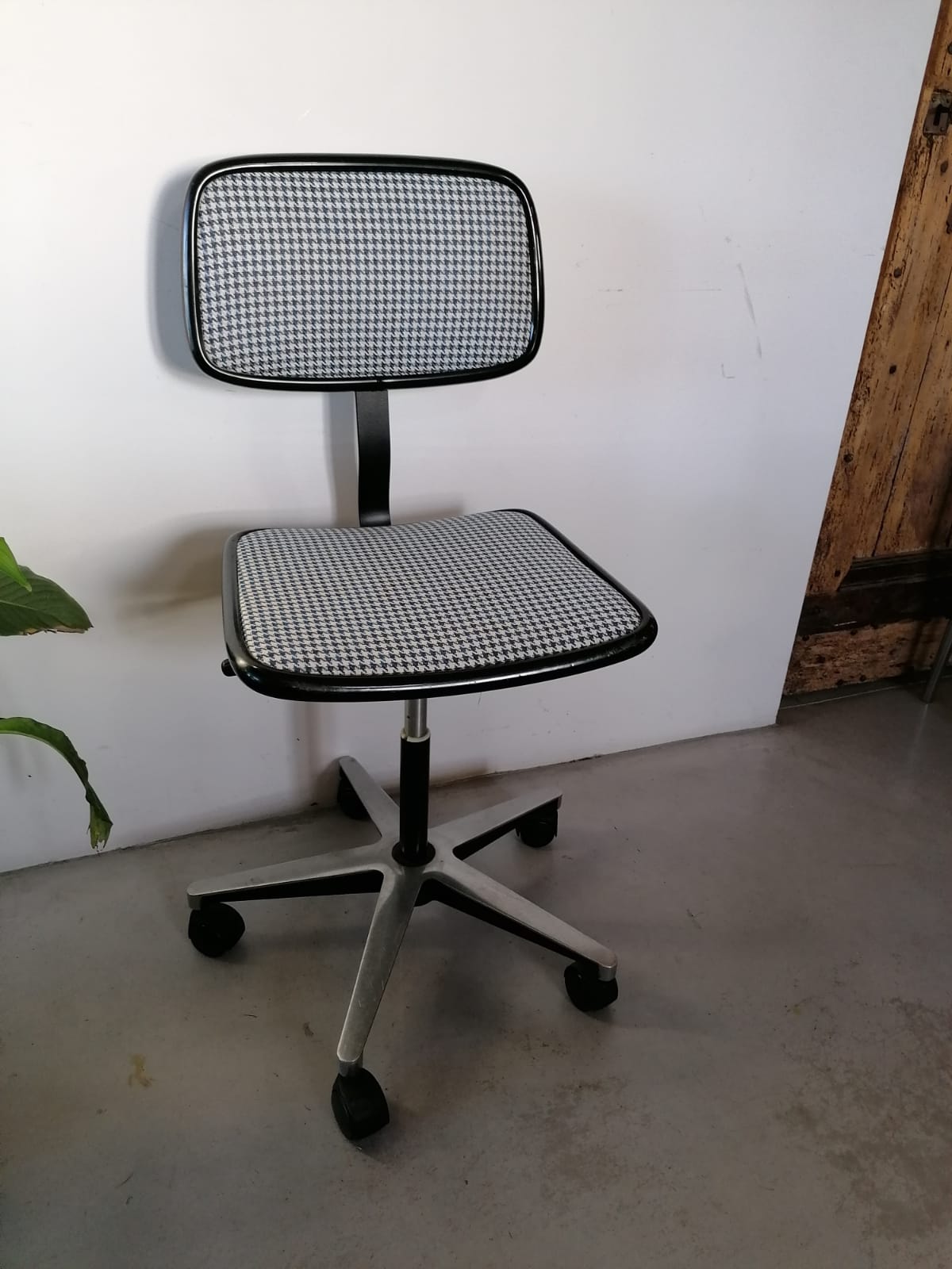 Chaise de bureau pieds de poule