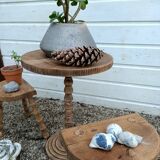 Peestal table and 2 tripod stools