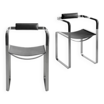 Wanderlust bar stools with black backrest and metal.