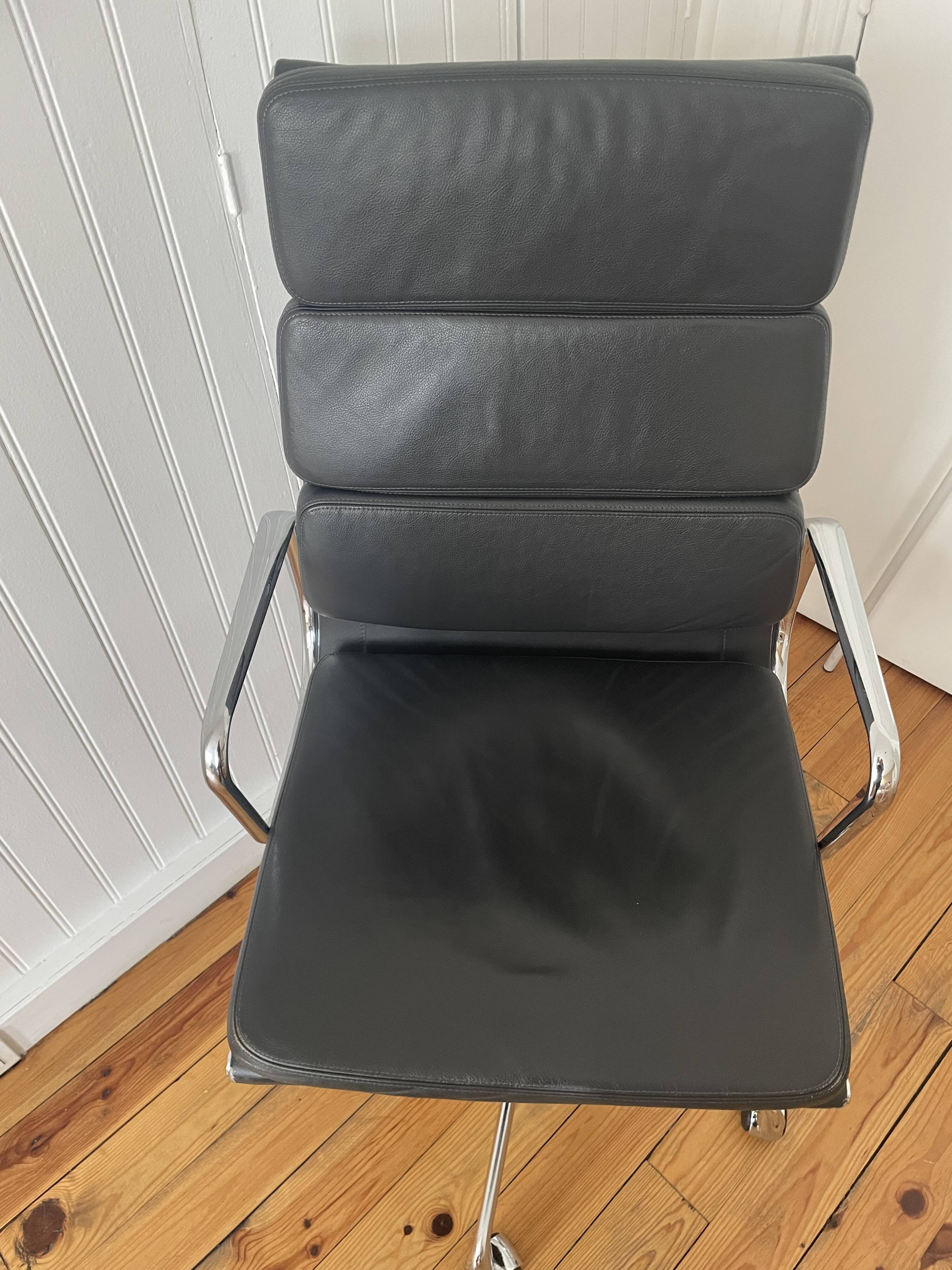 Fauteuil de bureau ea 219 soft pad eames chair by vitra