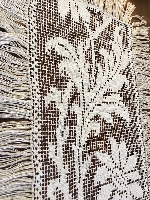 Rectangular-shaped napperon in embroidered mesh, foliage decoration and large fleu