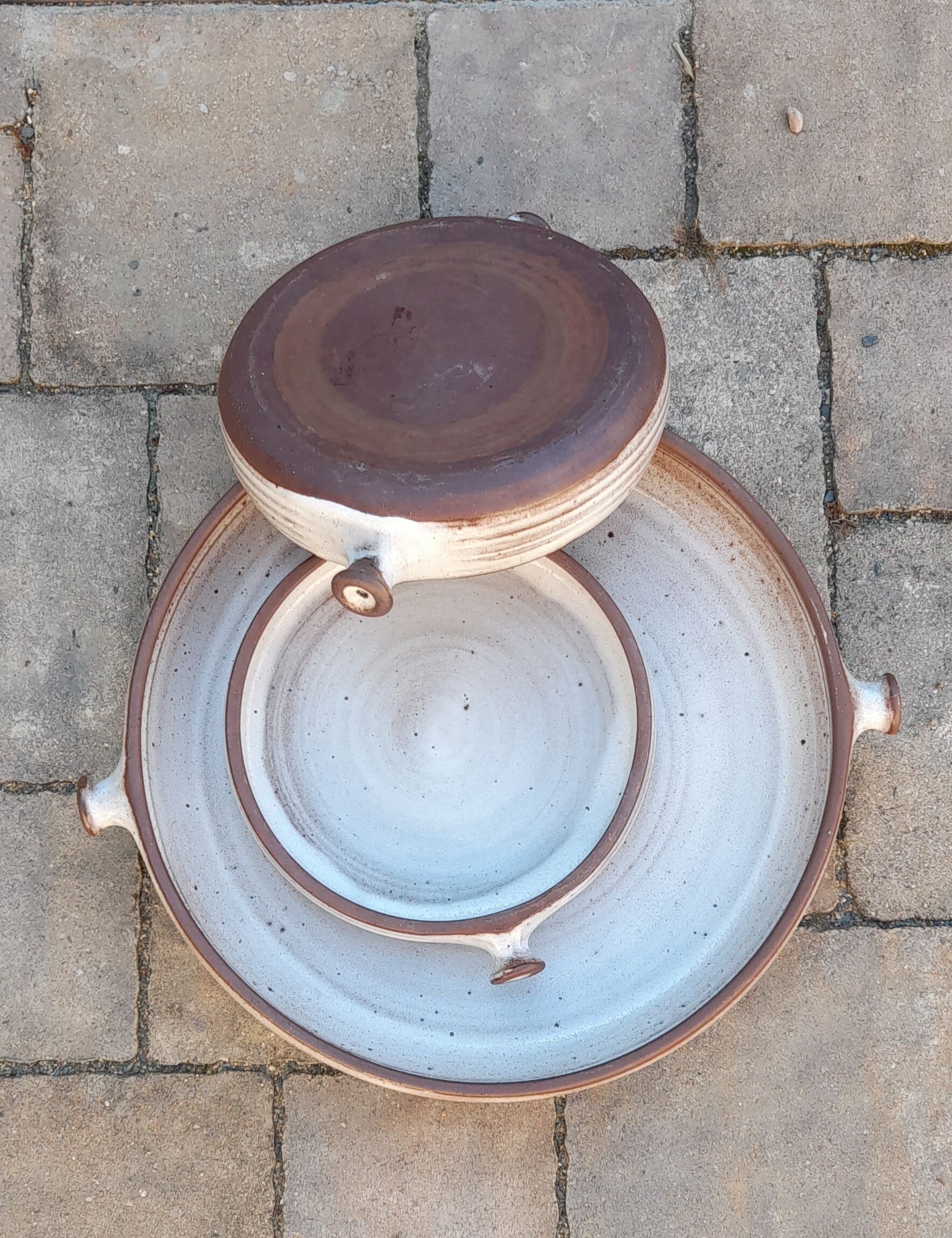 Set of 3 dishes in varnished pyrity sandstone, cream and brown