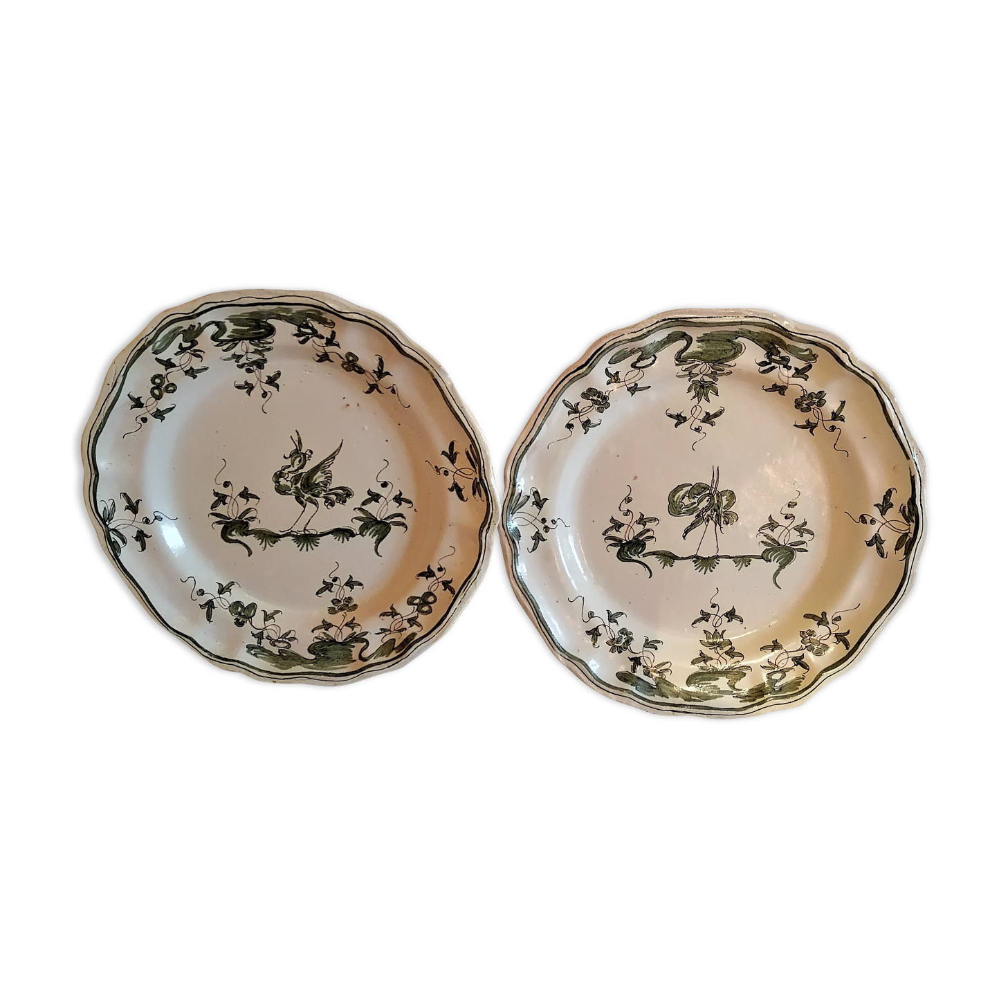 Paire d'assiettes à décors de grotesque ( moustier ).