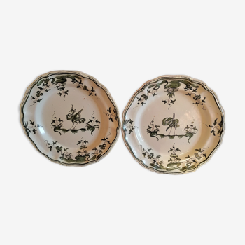 Pair of plates decorated with grotesque (moustier).