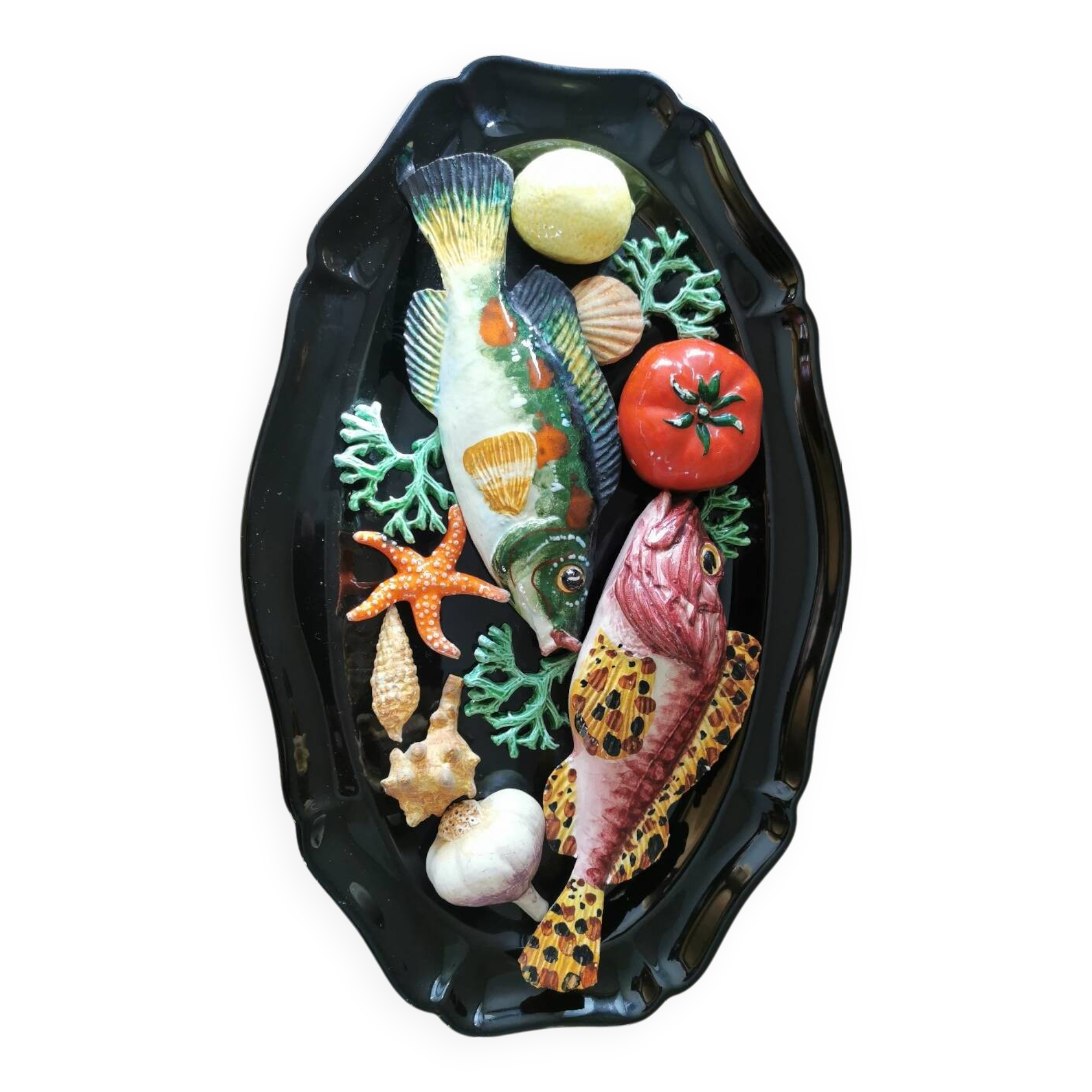 Plat vintage en barbotine décor poissons en relief