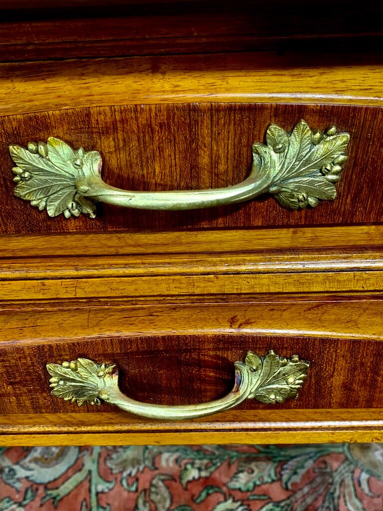 Flat desk in Mahogany Art Deco period 1920, marquetry of precious wood.