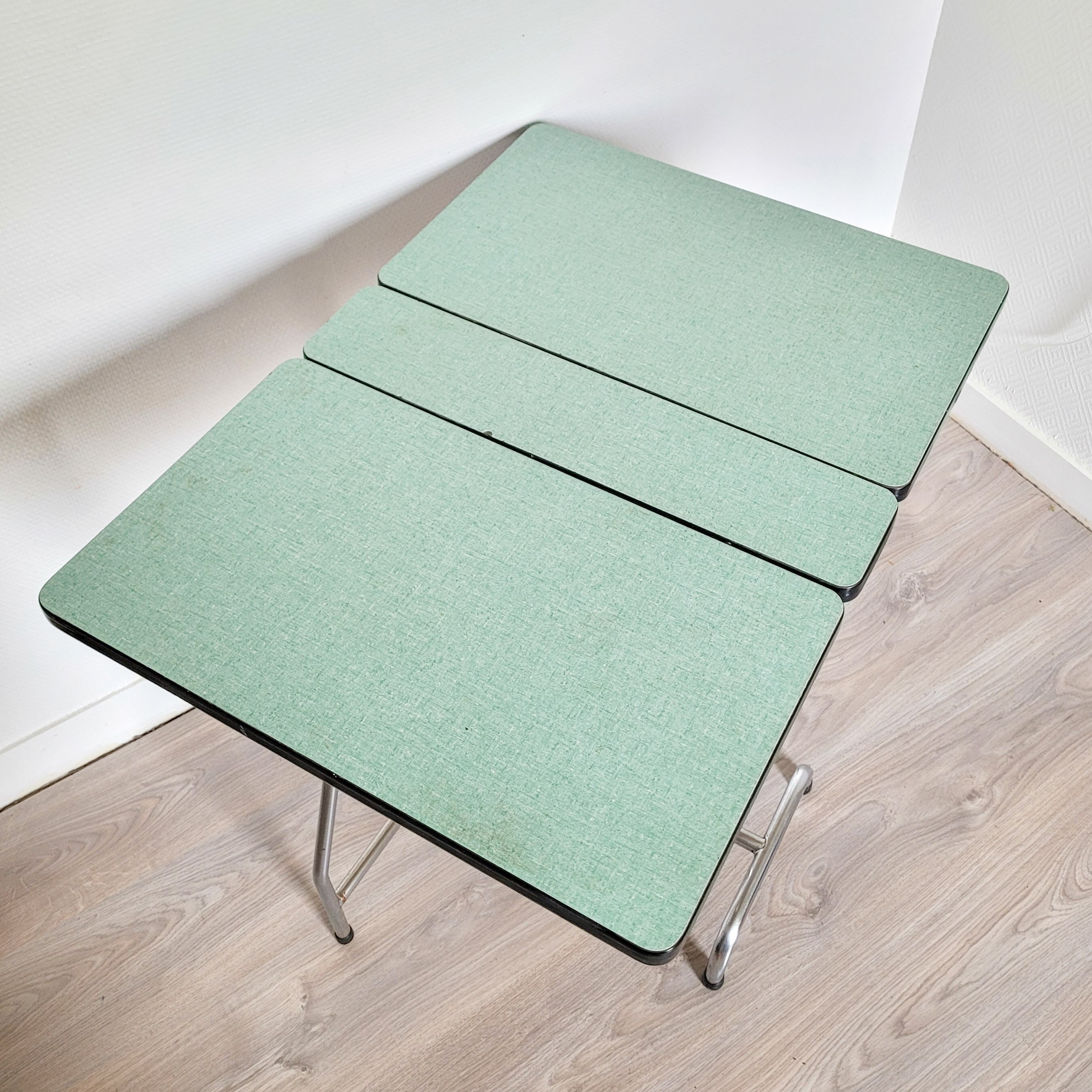 Folding table in formica