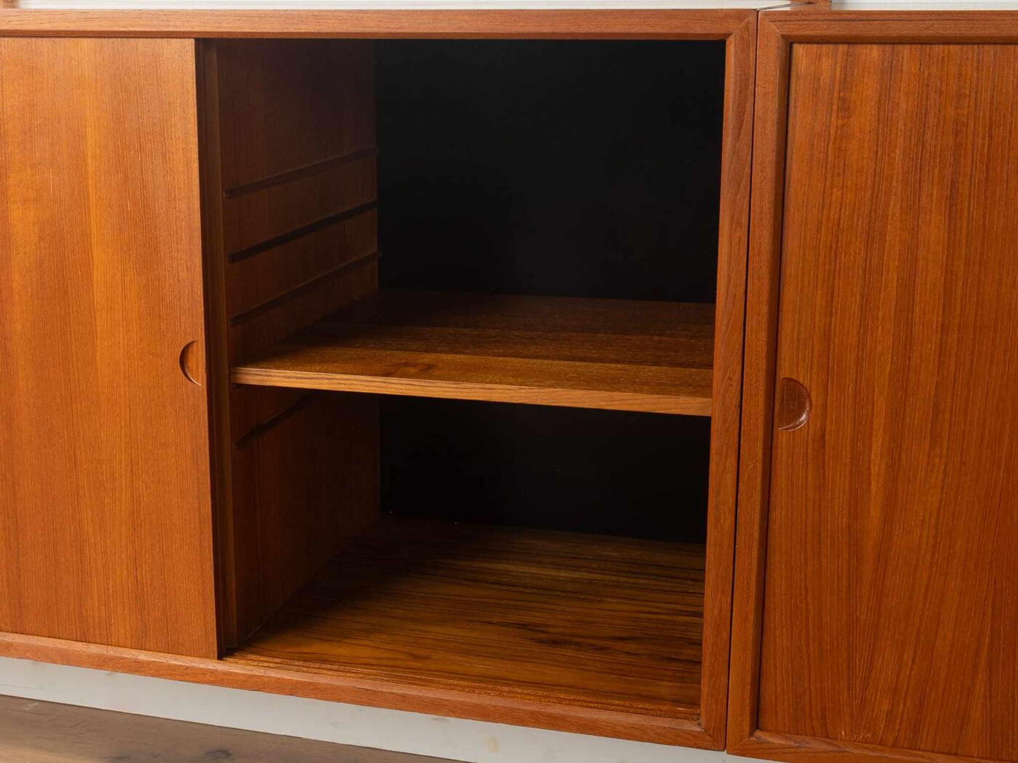 Classic shelving system from the 1960s in teak veneer by Poul Cadovius for Cado