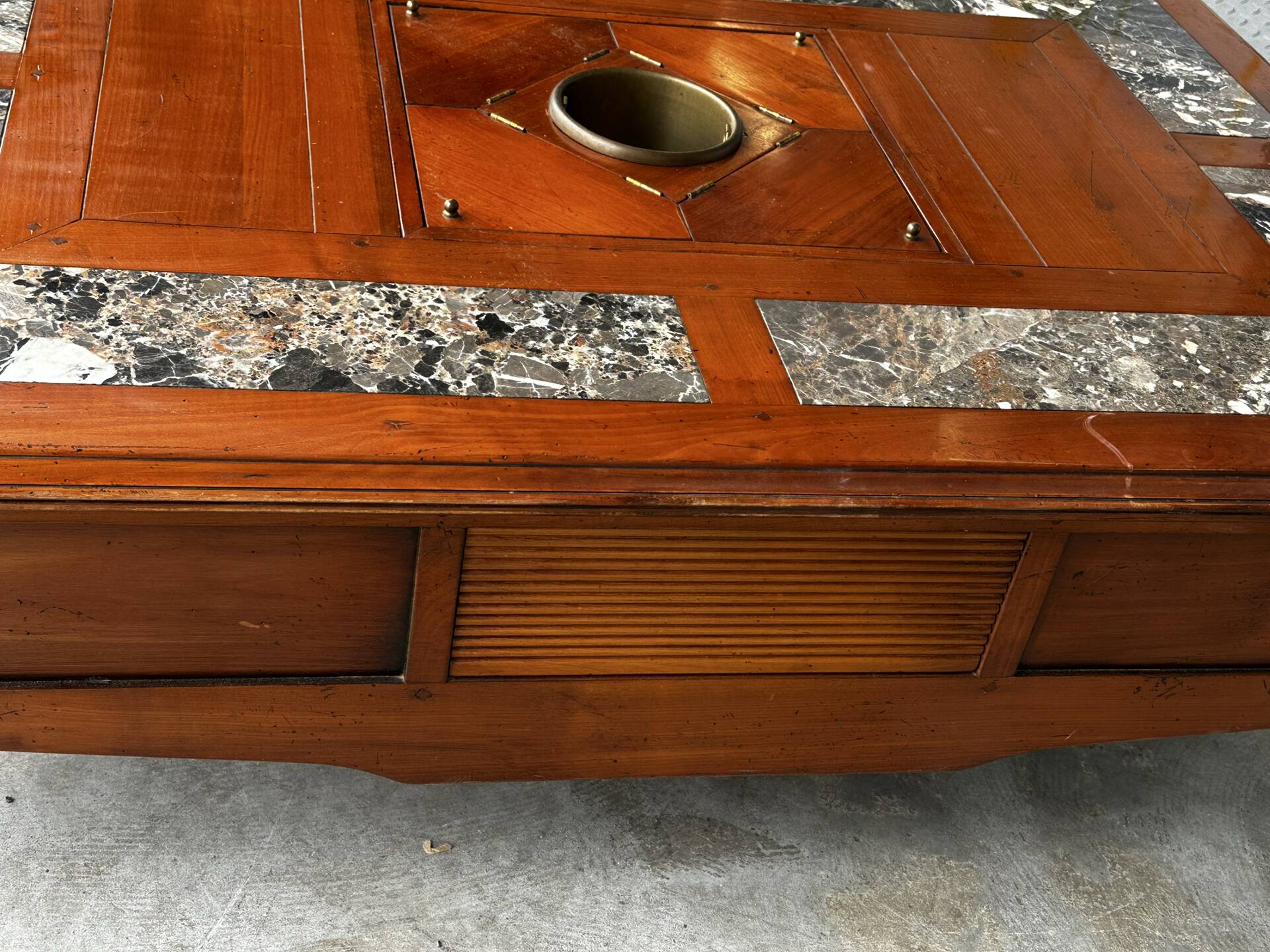 Table basse Robert Tissot en merisier massif, marbre et rafraîchissoir, années 70