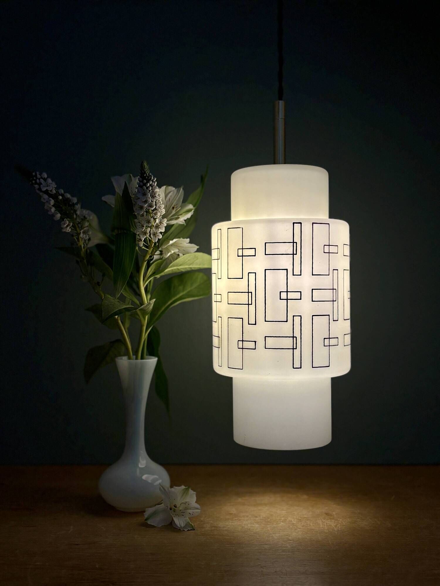 Vintage suspension globe in white opaline with black drawings.