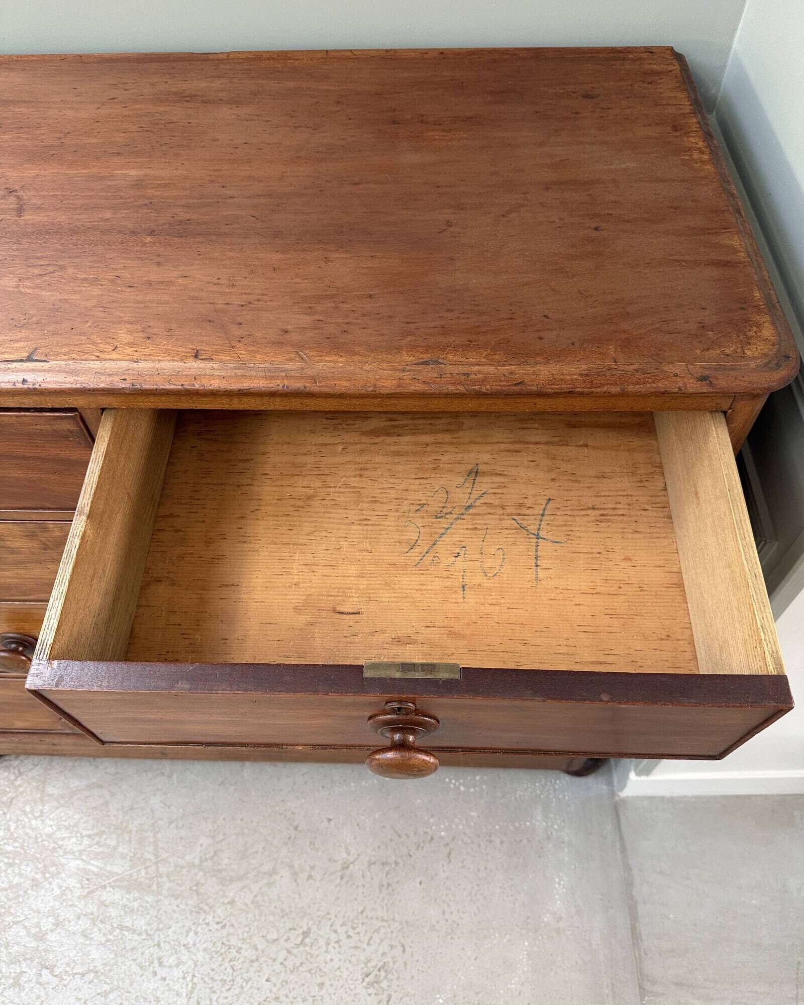 Large Victorian English mahogany chest of drawers (renovated)