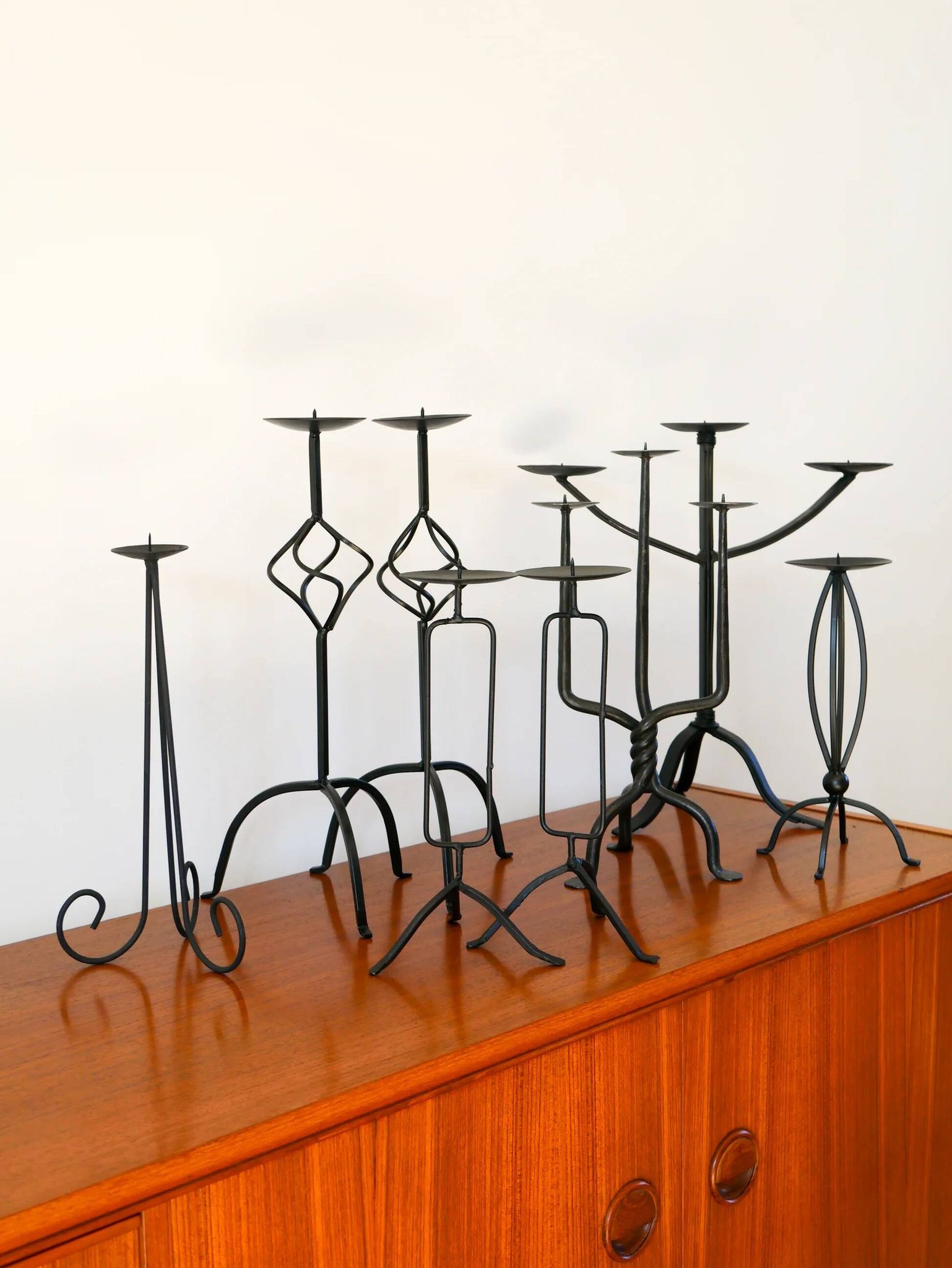Pair of twisted tripod candlesticks in black iron, brutalist, 1970 - 44 cm