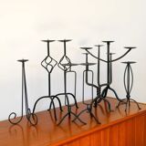 Paire de chandeliers tripodes torsadés en fer noir, brutaliste, 1970 - 44 cm