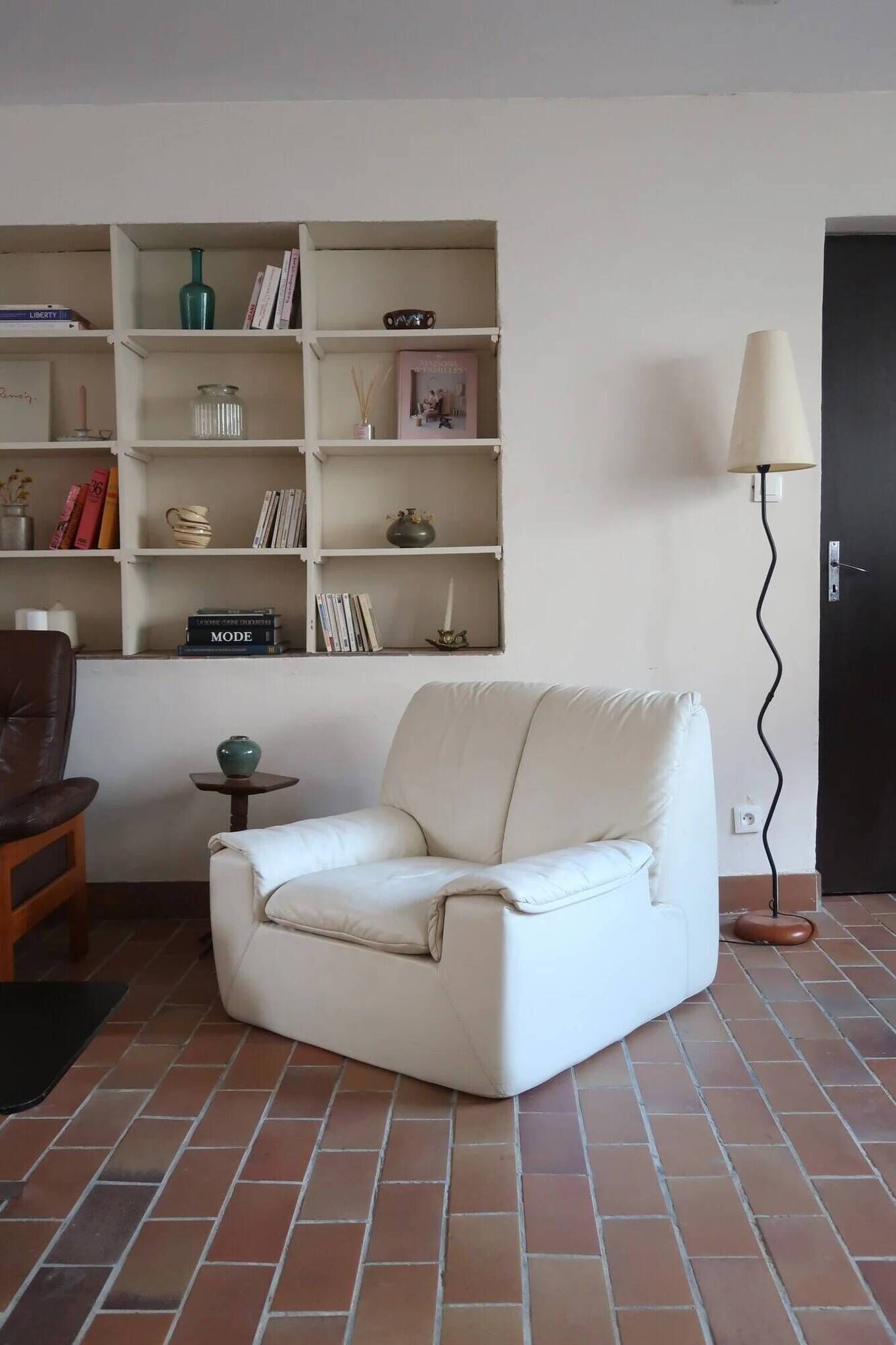 Cinna armchair in cream leather, bolstered armrests, 1970s.