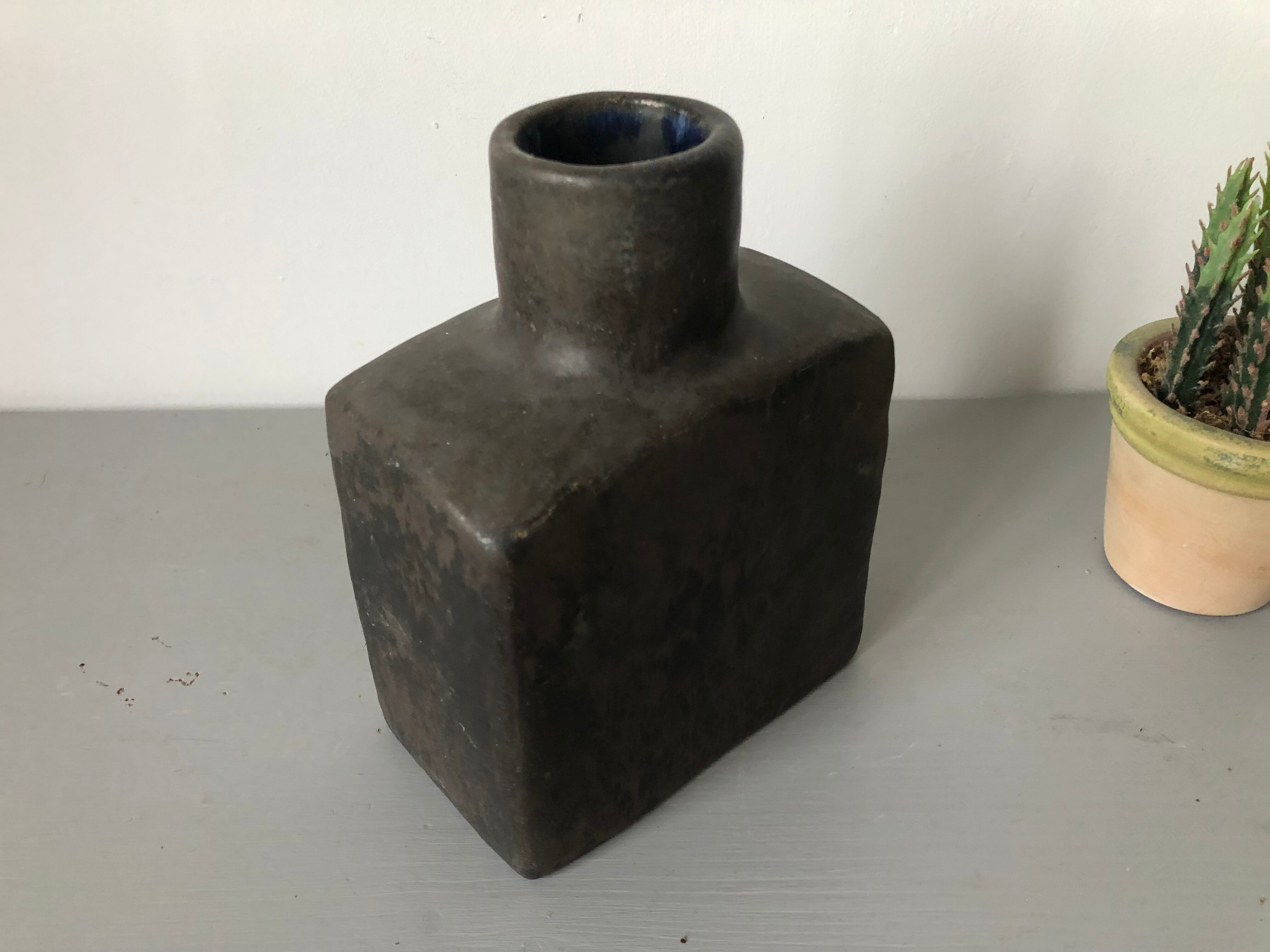Art pottery of Mobach Holland Cubist vase in black enamelled sandstone