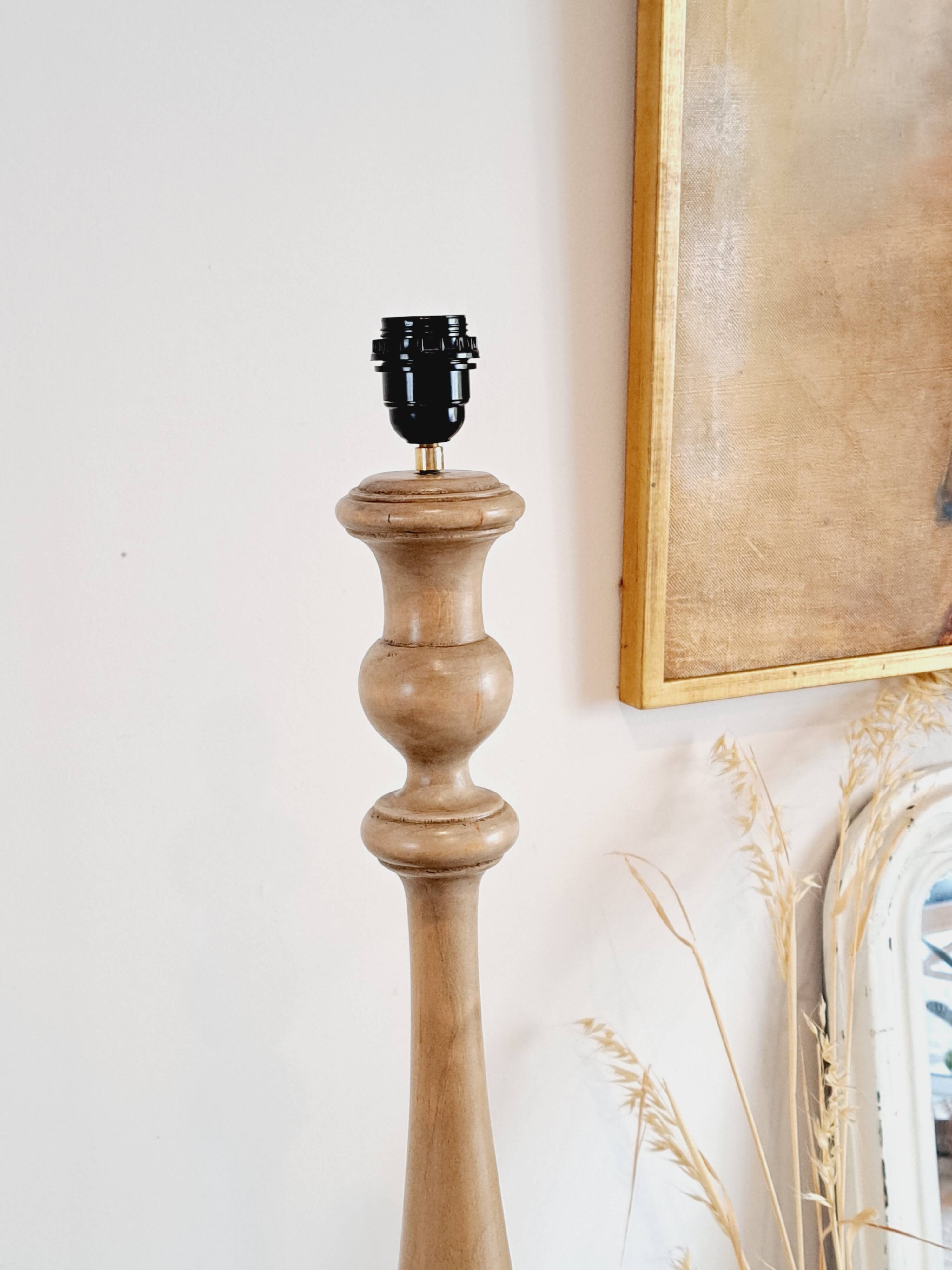 Vintage floor lamp in turned wood with an aged effect.