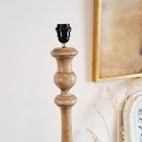 Vintage floor lamp in turned wood with aged effect.