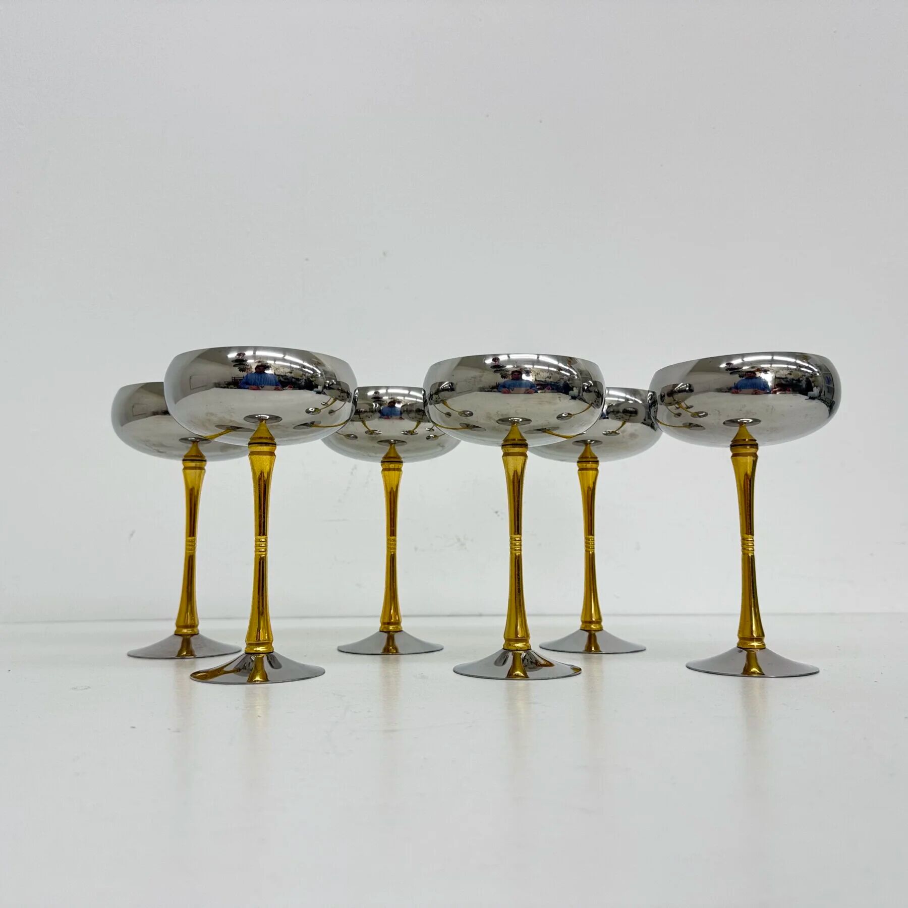 Ensemble de 6 coupes à champagne en acier inoxydable et laiton italien des années 1970.