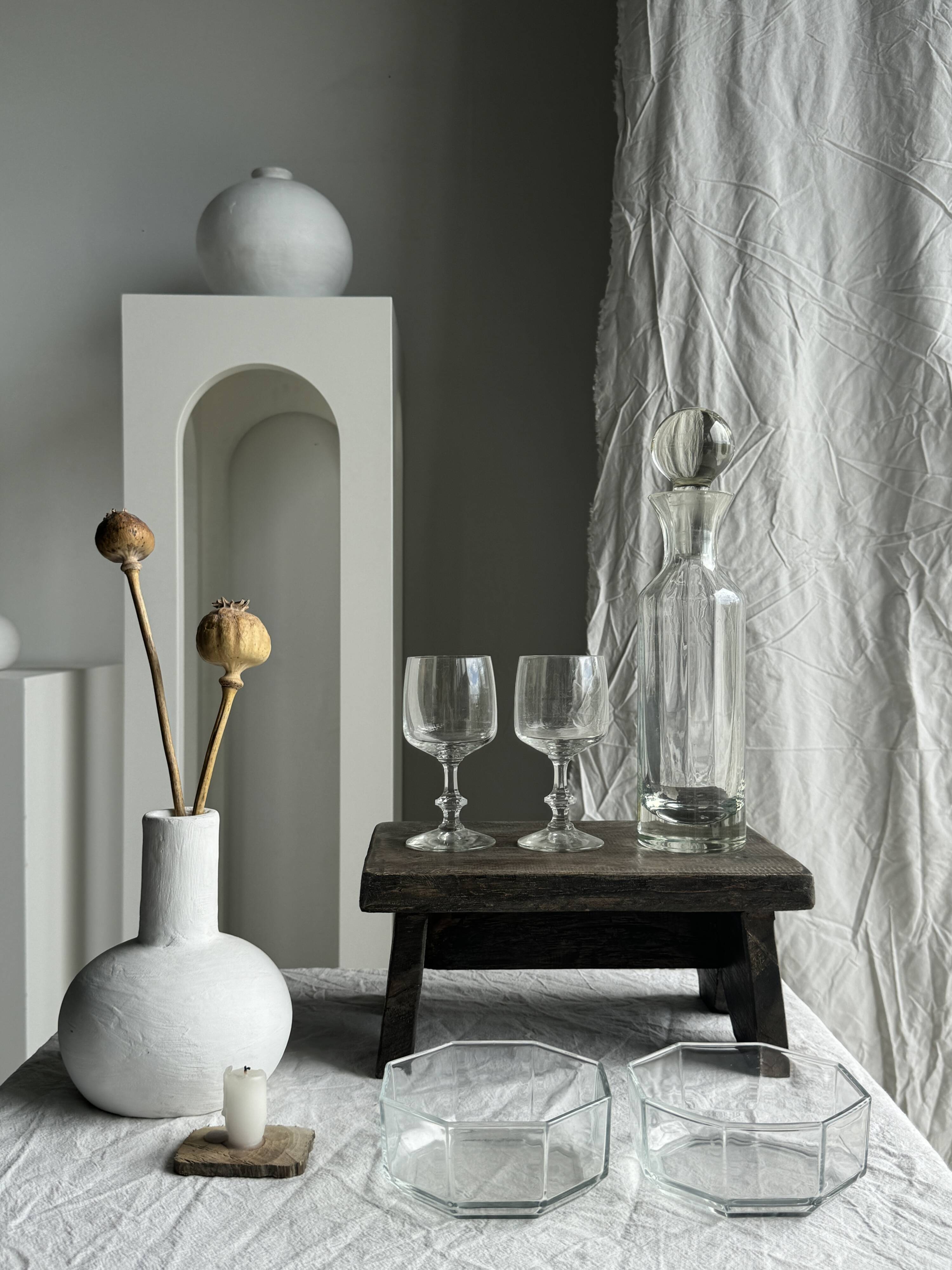 Small ribbed glass carafe, large round cap